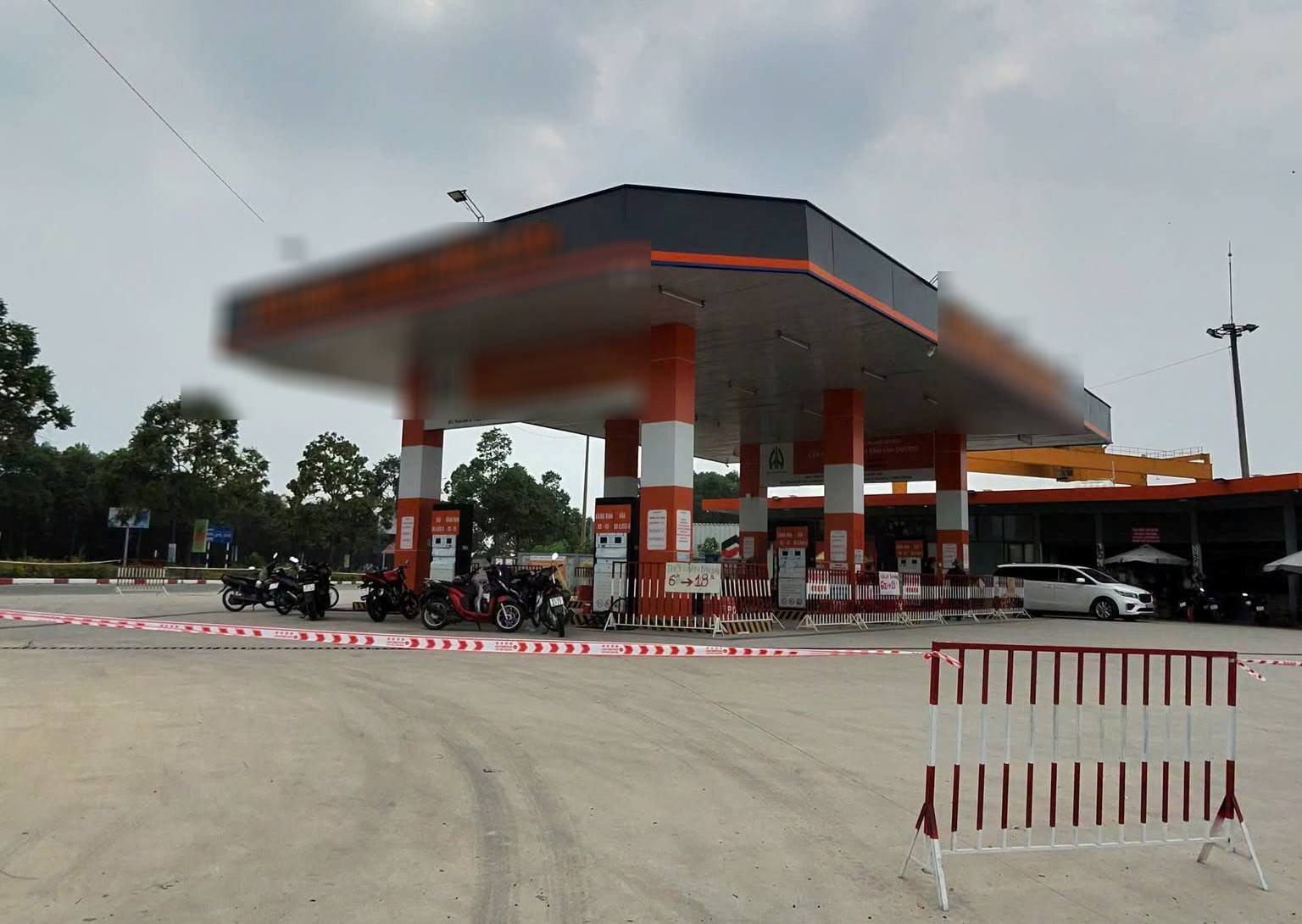 La agencia de policía está investigando y aclarando el caso de un niño de 2 años que murió atropellado por un automóvil en una gasolinera. Foto: Proporcionada por un lector