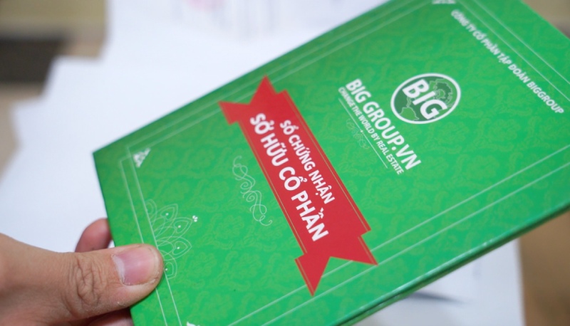 Sổ chứng nhận Sở hữu cổ phần được cấp cho các cổ đông thiên thần của Công ty Big Group. Ảnh: Nhóm PV 