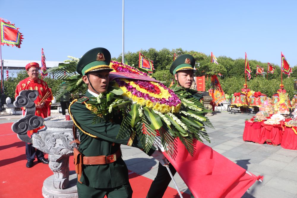 Dâng hoa tại Lễ tri ân Đức Quốc Tổ Lạc Long Quân năm 2026. Ảnh: Nhật Hồ.