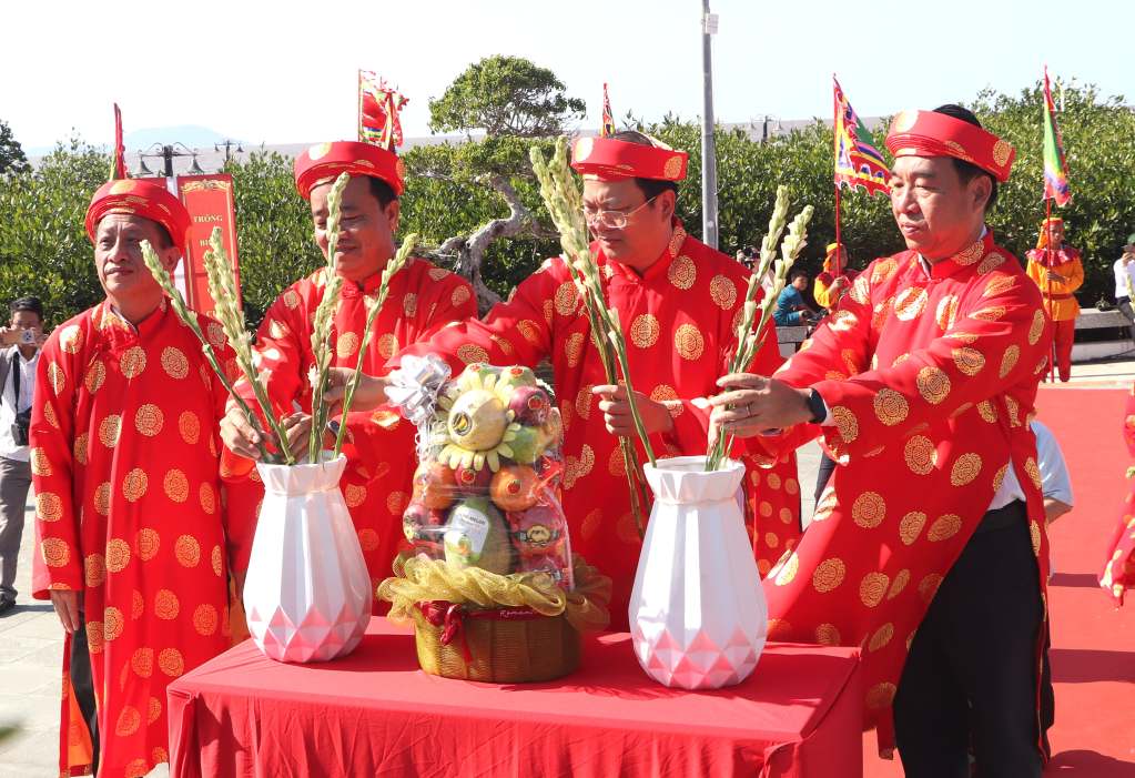 까마우성 지도자들이 까마우 곶 관광 지역의 락롱 사당에서 열린 락롱 국조에게 감사하는 의식에서 향을 피우고 있습니다. 사진: 호.