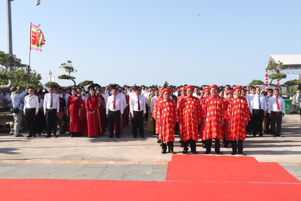 Lãnh đạo tỉnh Cà Mau nghiêm trang hành lễ. Ảnh: Nhật Hồ.