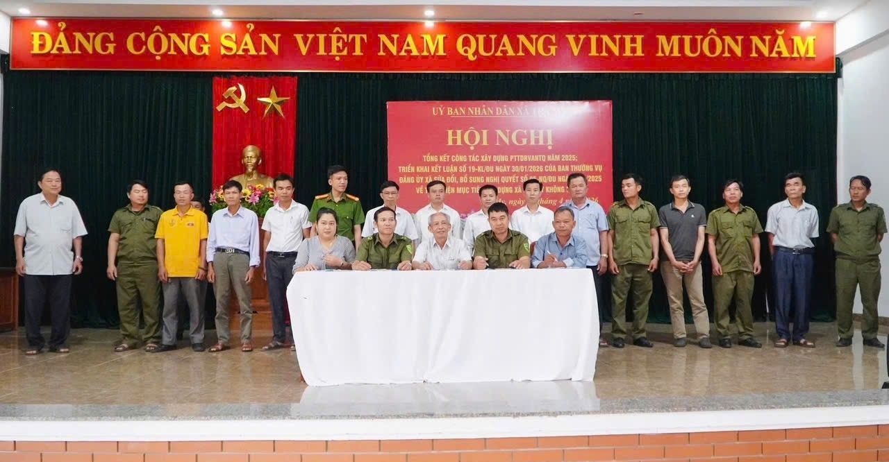 17 thôn ở xã miền núi Trà My, Đà Nẵng ký cam kết giữ sạch địa bàn không ma túy. Ảnh: Trường An