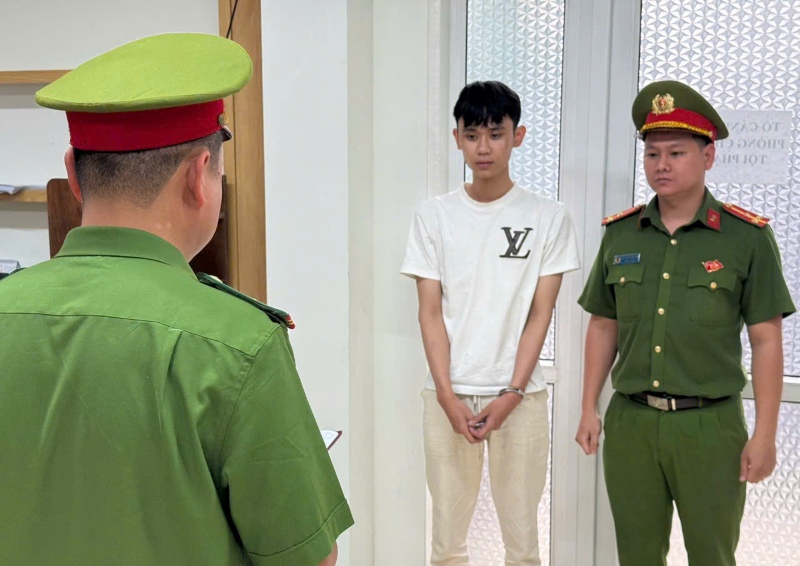 Công an bắt giữ 2 đối tượng mua bán trái phép chất ma túy. Ảnh: CACC