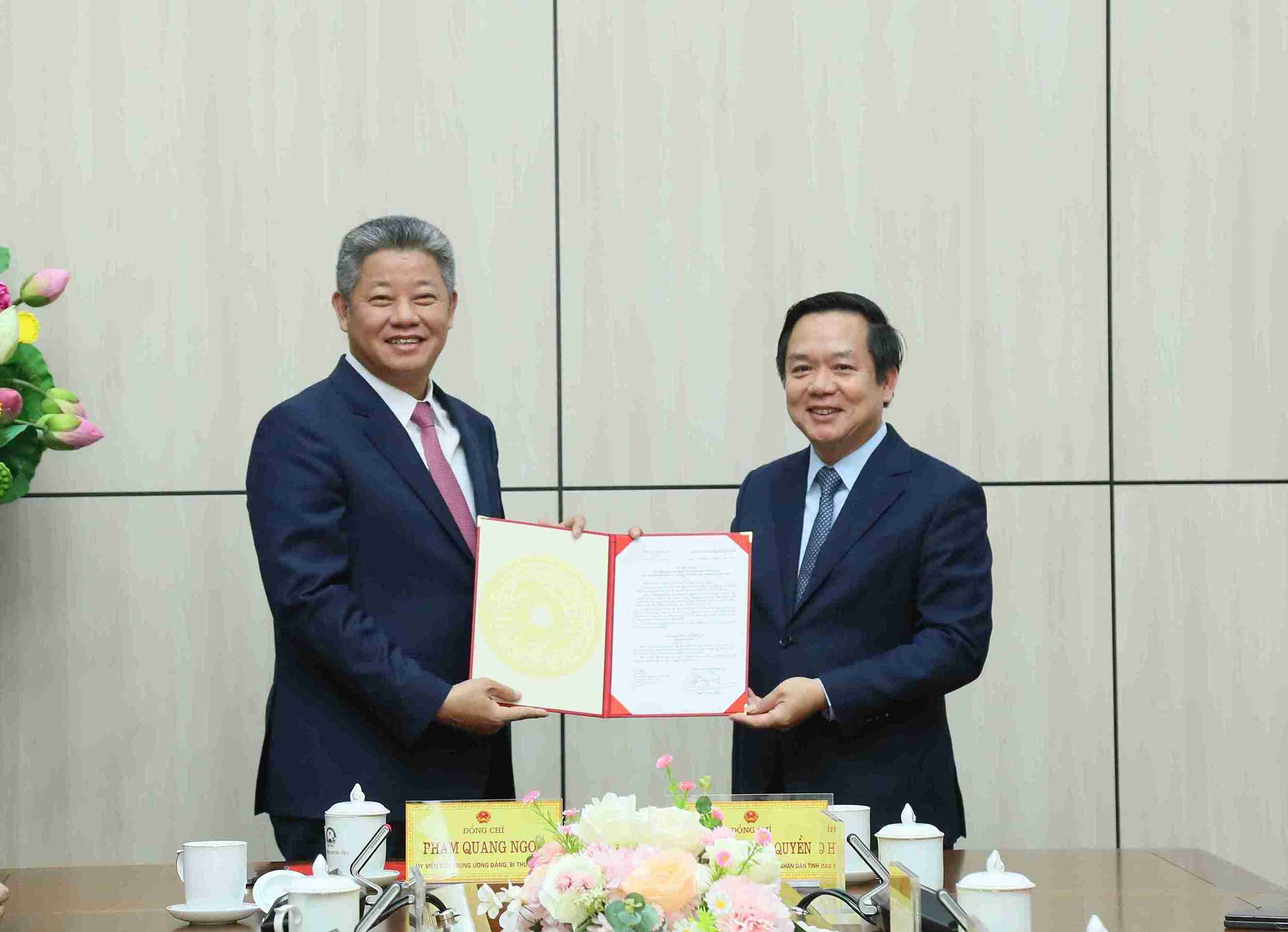 Mr. Pham Quang Ngoc presents the Decision of the Standing Committee of the Provincial Party Committee on Party Committee work to Mr. Nguyen Manh Quyen. Photo: Tat Dat