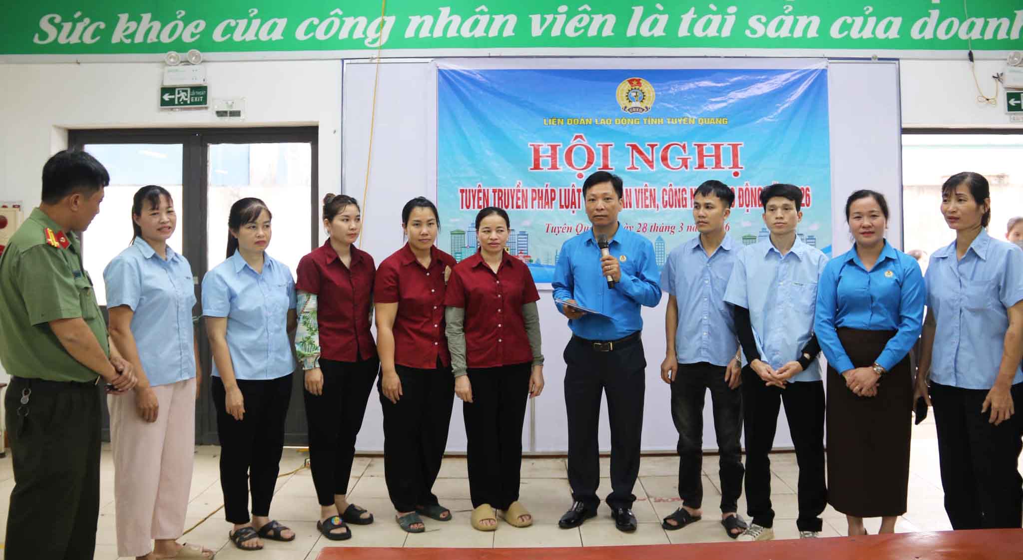 Hoạt động tuyên truyền pháp luật cho công nhân lao động tại các doanh nghiệp được LĐLĐ Tuyên Quang tổ chức thường xuyên. Ảnh: Việt Bắc.