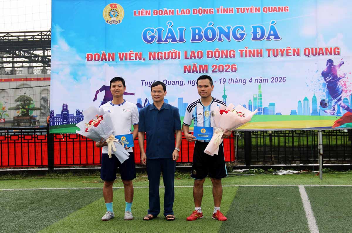 Lãnh đạo LĐLĐ tỉnh Tuyên Quang trao quà cho các đội bóng tham gia Giải bóng đá đoàn viên, NLĐ tỉnh Tuyên Quang, một trong số các hoạt động hưởng ứng Tháng Công nhân 2026. Ảnh: Việt Bắc.