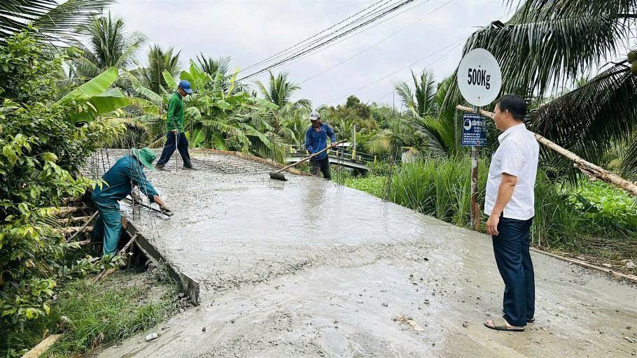 Lãnh đạo Ủy ban MTTQ Việt Nam xã Mỹ Tú (TP Cần Thơ) khảo sát, giám sát tiến độ thi công cầu nông thôn. Ảnh: Quang Thuận
