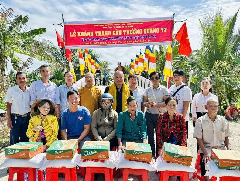 Người dân xã Mỹ Tú (TP Cần Thơ) nhận quà hỗ trợ từ các mạnh thường quân thông qua vận động của Mặt trận. Ảnh: Quang Thuận