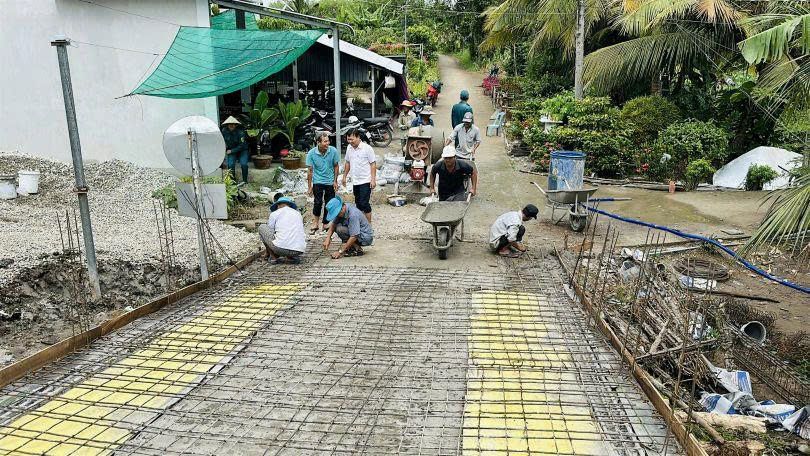 Cán bộ Mặt trận xã Mỹ Tú cùng người dân chung tay góp ngày công xây dựng cầu giao thông nông thôn. Ảnh: Quang Thuận