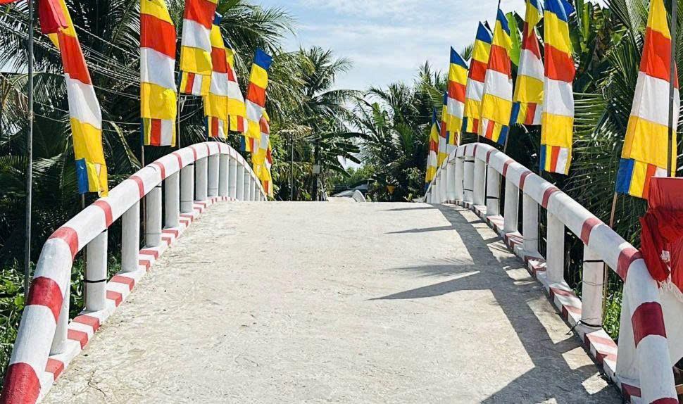 Cầu giao thông nông thôn được xây dựng từ nguồn xã hội hóa, góp phần nối liền các tuyến đường tại xã Mỹ Tú. Ảnh: Quang Thuận