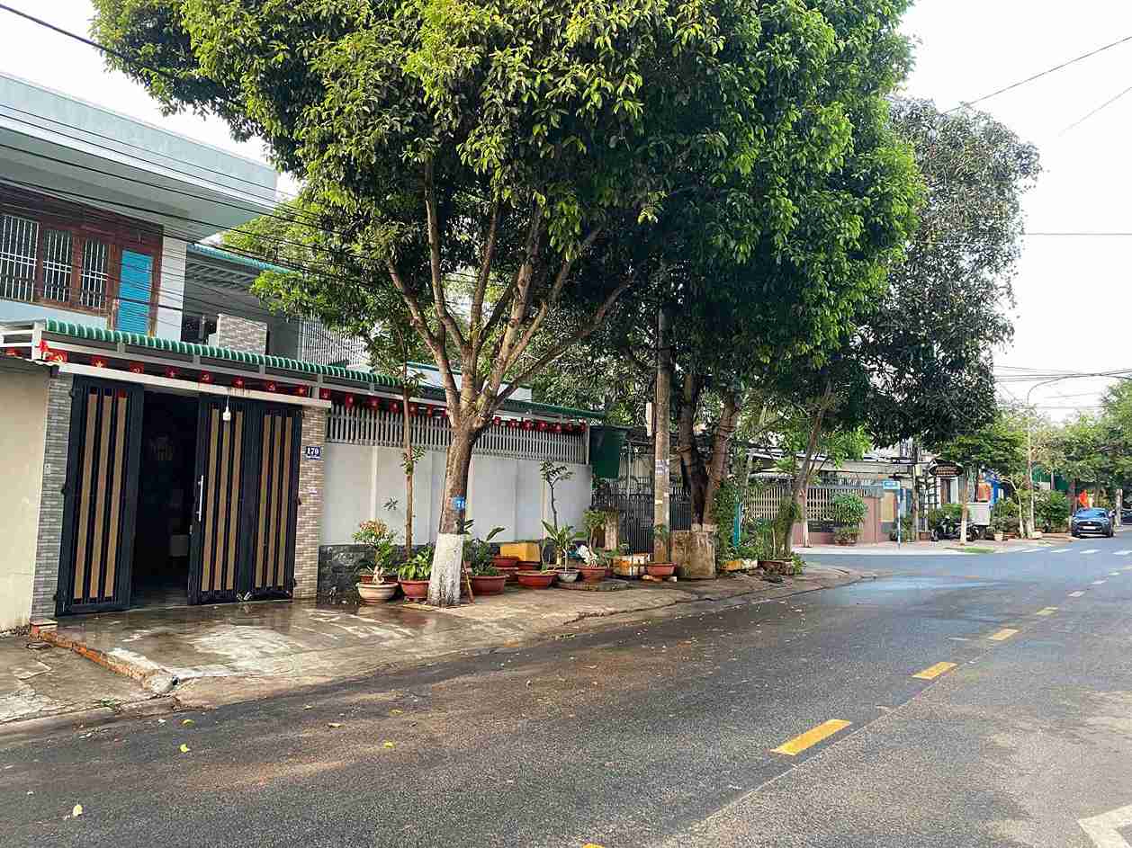 Tuyến đường thông thoáng trở lại sau khi xe khách được di dời. Ảnh: Uy Nguyễn