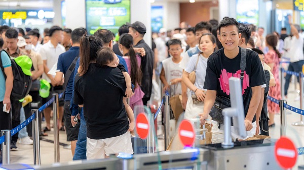 People should check in through VNEID before flying. Photo: Noi Bai