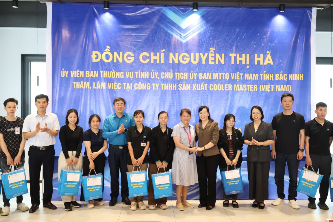 The working delegation presents gifts to workers. Photo: Quyet Chien