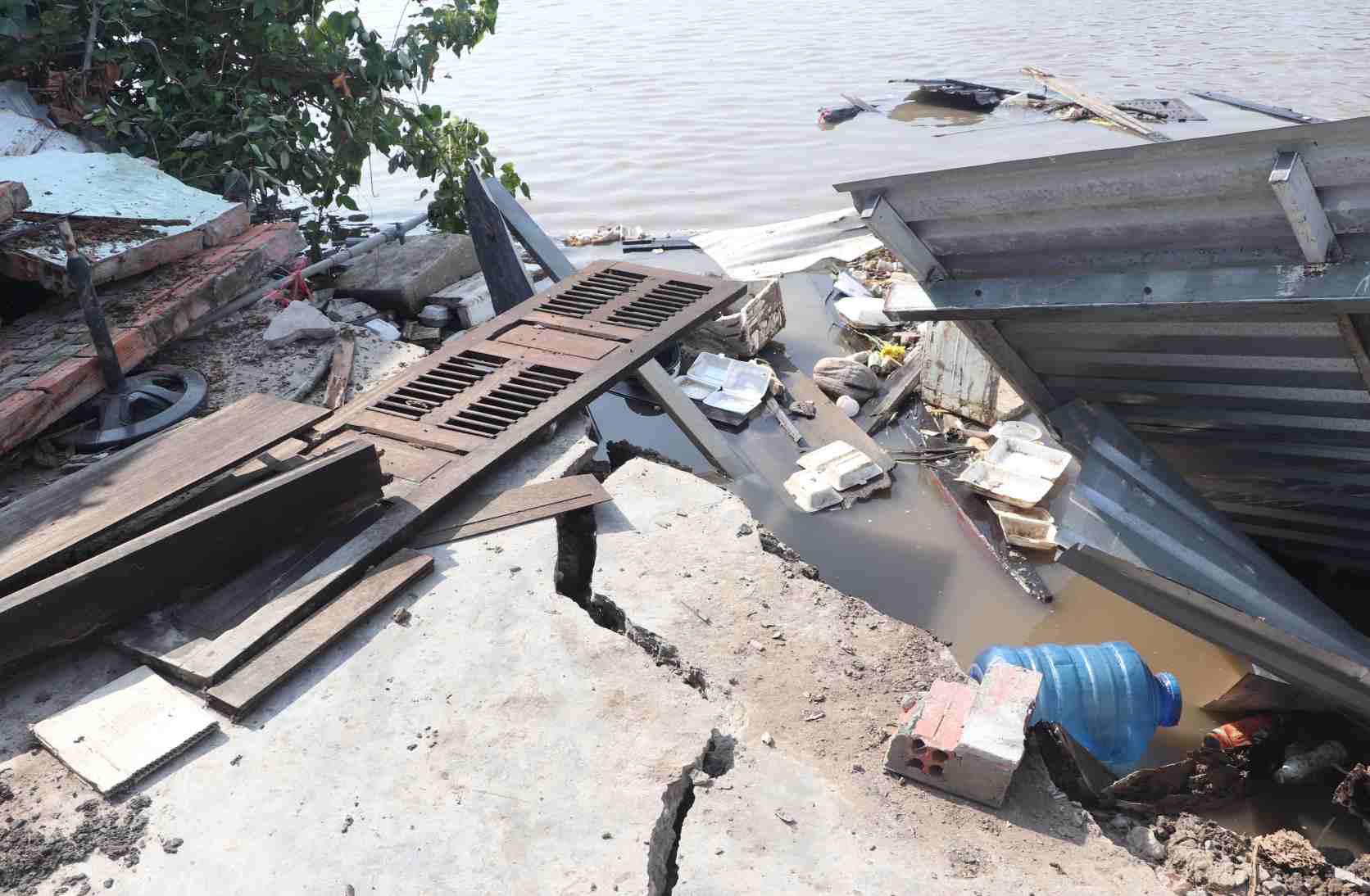 Sạt lở nghiêm trọng tại phường Tân Thành, Cà Mau rạng sáng ngày 21.4 khiến 4 căn nhà trôi xuống sông. Ảnh: Nhật Hồ.