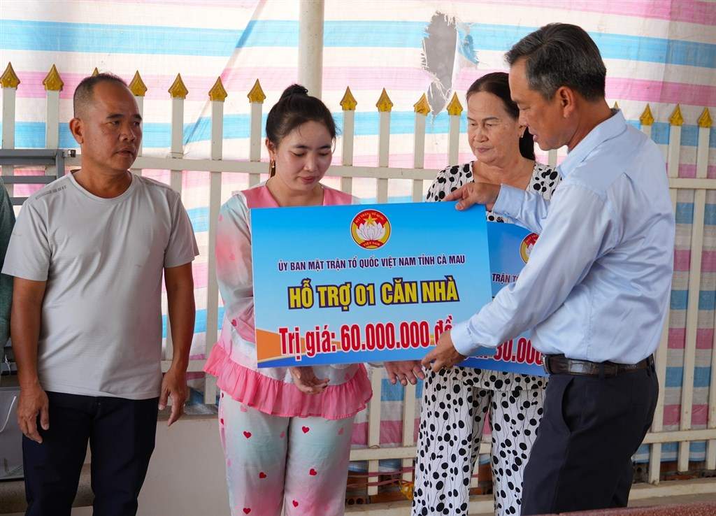 MTTQ Việt Nam tỉnh Cà Mau hỗ trợ nhà cho dân bị sạt lở. Ảnh: Mỹ Tiên.