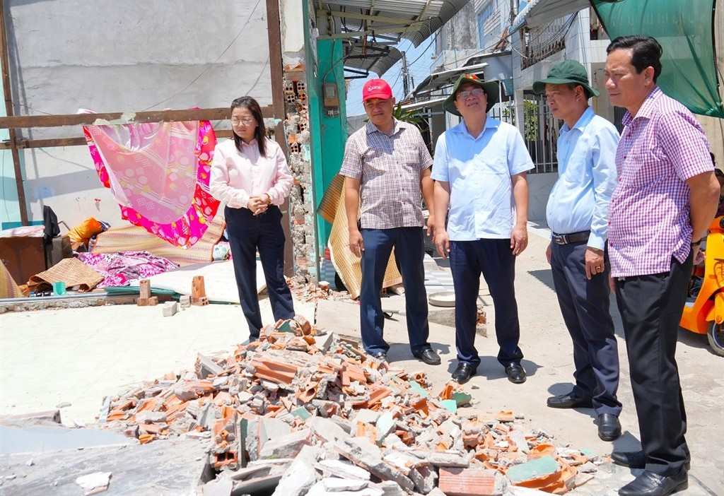 Ca Mau Provincial Party Secretary (standing in the middle) goes to the scene to encourage people after the landslide. Photo: Kim Nhien
