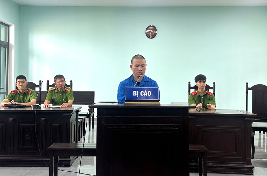 Bị cáo lĩnh án vì chở thuốc lá lậu. Ảnh: Thái Sơn.