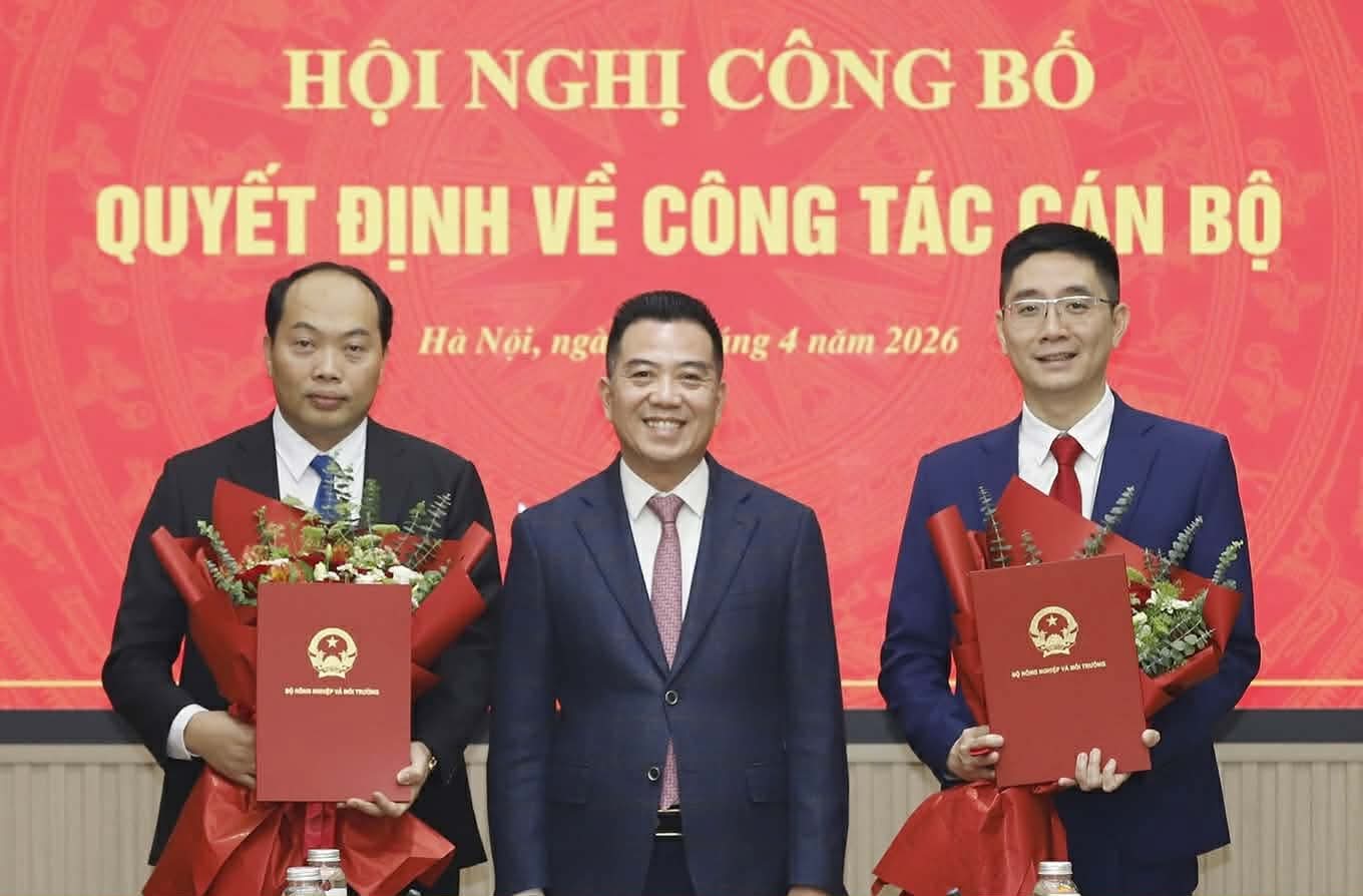 Deputy Minister of MARD Dang Ngoc Diep presents the appointment decision and flowers to congratulate Mr. Nguyen Xuan Chinh (left) and Mr. Pham Hoai Nam. Photo: Dinh Trung