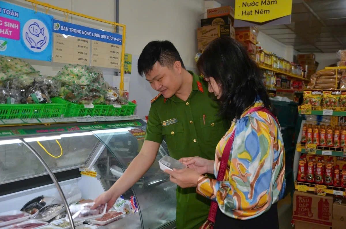 Functional sectors of Quang Ngai province regularly inspect food safety and hygiene at retail outlets. Photo: Le Khanh