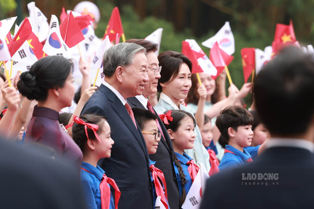 General Secretary and President To Lam and his wife Ngo Phuong Ly chaired the official welcoming ceremony for South Korean President Lee Jae Myung and his wife Kim Hae Kyung. Photo: Hai Nguyen