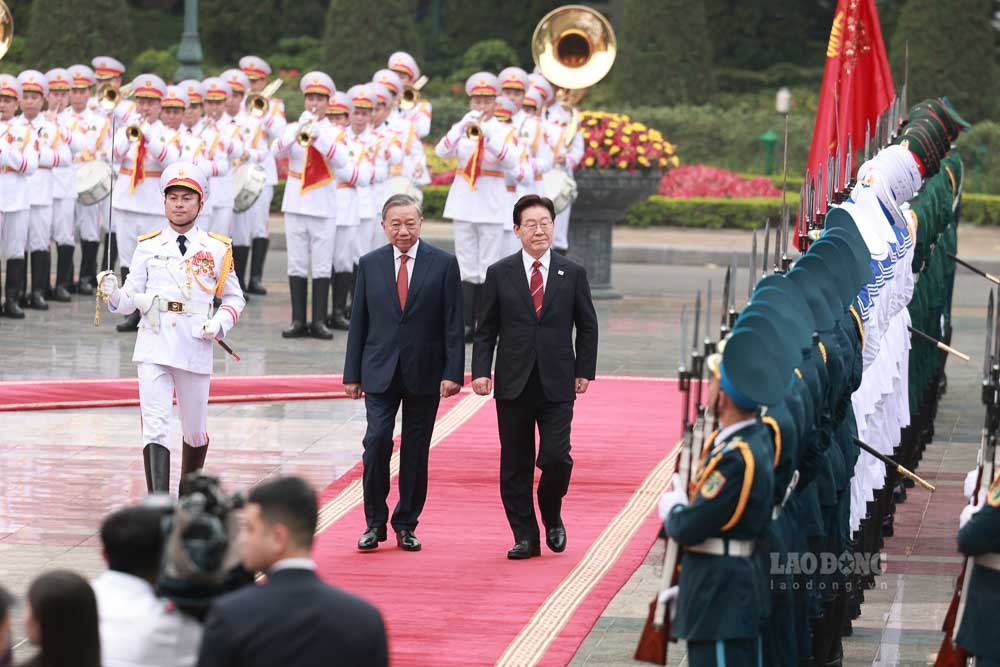 Tổng Bí thư, Chủ tịch nước Tô Lâm và Tổng thống Lee Jae Myung duyệt Đội Danh dự Quân đội nhân dân Việt Nam. Ảnh: Hải Nguyễn 