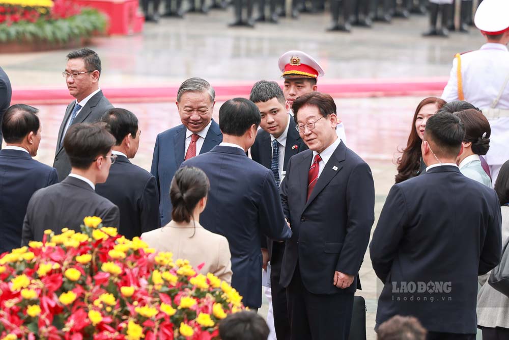 Hai nhà lãnh đạo giới thiệu thành phần Đoàn cấp cao hai nước tham dự lễ đón. Ảnh: Hải Nguyễn 
