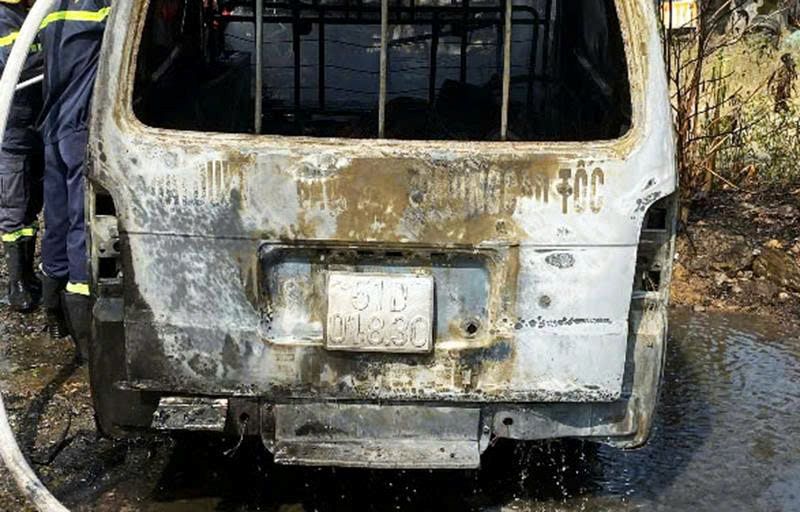 Firefighters promptly controlled the car fire while it was parked on the roadside, in a residential area in Khanh Hoa. Photo: Khanh Hoa