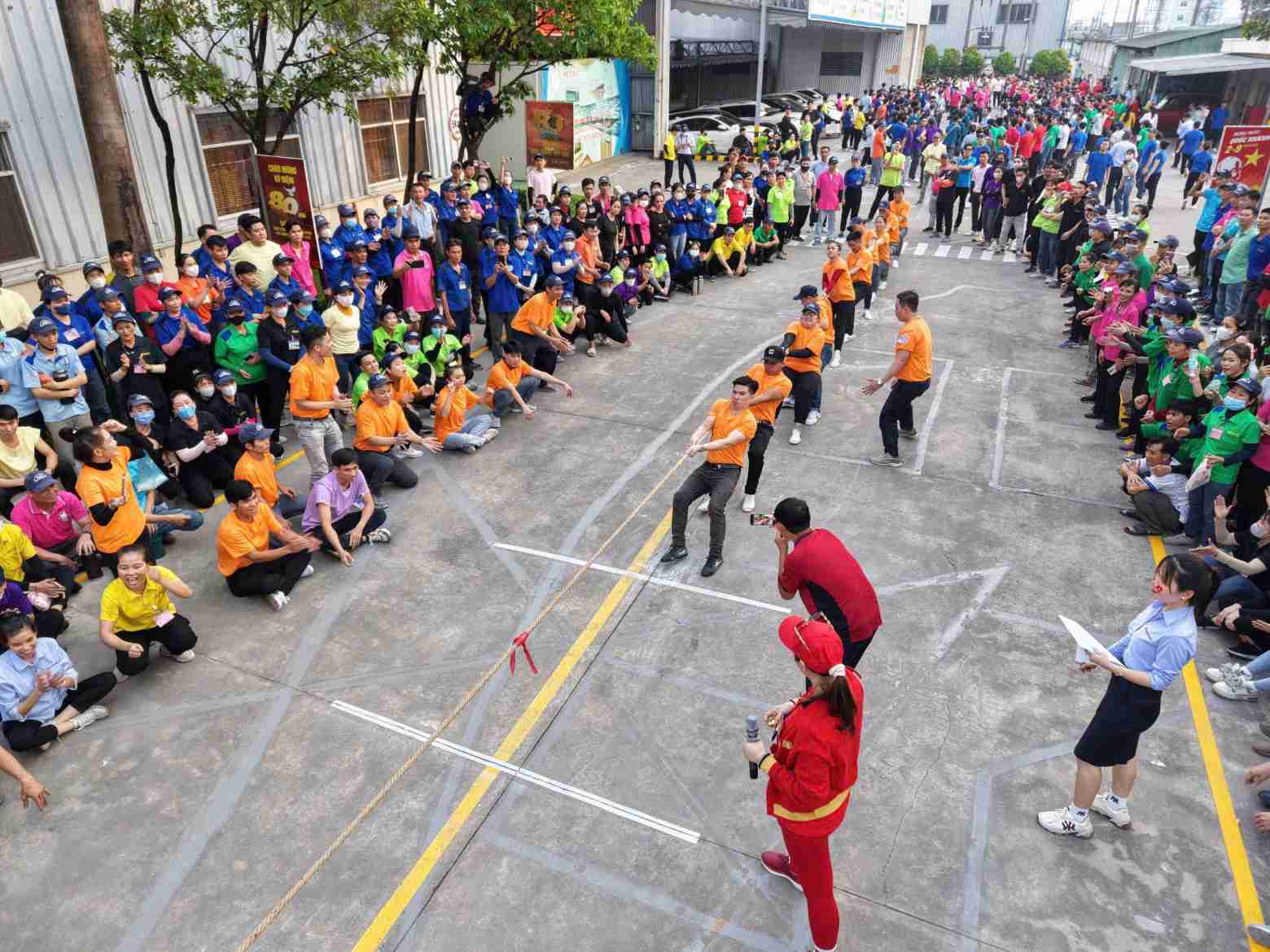 Các hoạt động được tổ chức nhằm tri ân và chăm lo cho người lao động. Ảnh: Đình Trọng