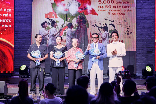 Ca sĩ Anh Quân Idol và nhạc sĩ Tú Dưa cùng ê-kíp, diễn viên nhận hoa trong sự kiện ra mắt MV “Việt Nam khúc kiêu hùng”. Ảnh: Hoà Nguyễn 