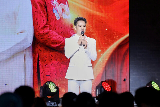 Ca sĩ Anh Quân Idol phát biểu, chia sẻ trong sự kiện ra mắt MV “Việt Nam khúc kiêu hùng”. Ảnh: Hoà Nguyễn