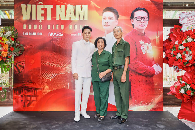 Singer Anh Quan Idol takes photos with relatives at the launch of the MV "Vietnam's Heroic Song". Photo: Hoa Nguyen
