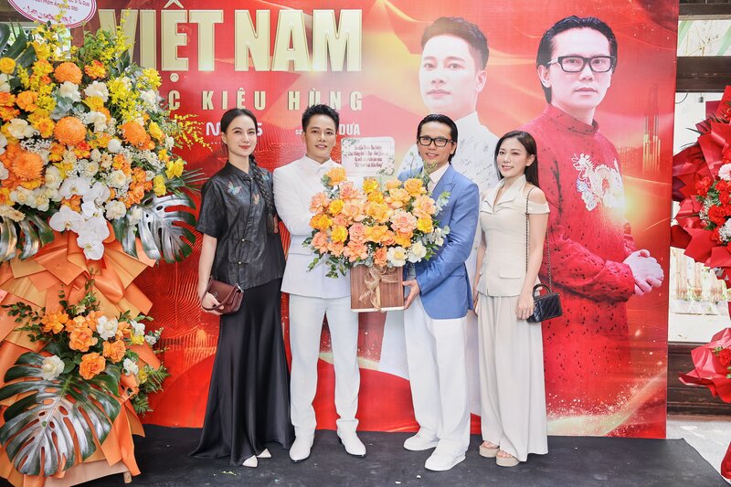 Ca sĩ Anh Quân Idol cùng nhạc sĩ Tú Dưa và bạn bè, đồng nghiệp trong ngày ra mắt MV. Ảnh: Hòa Nguyễn