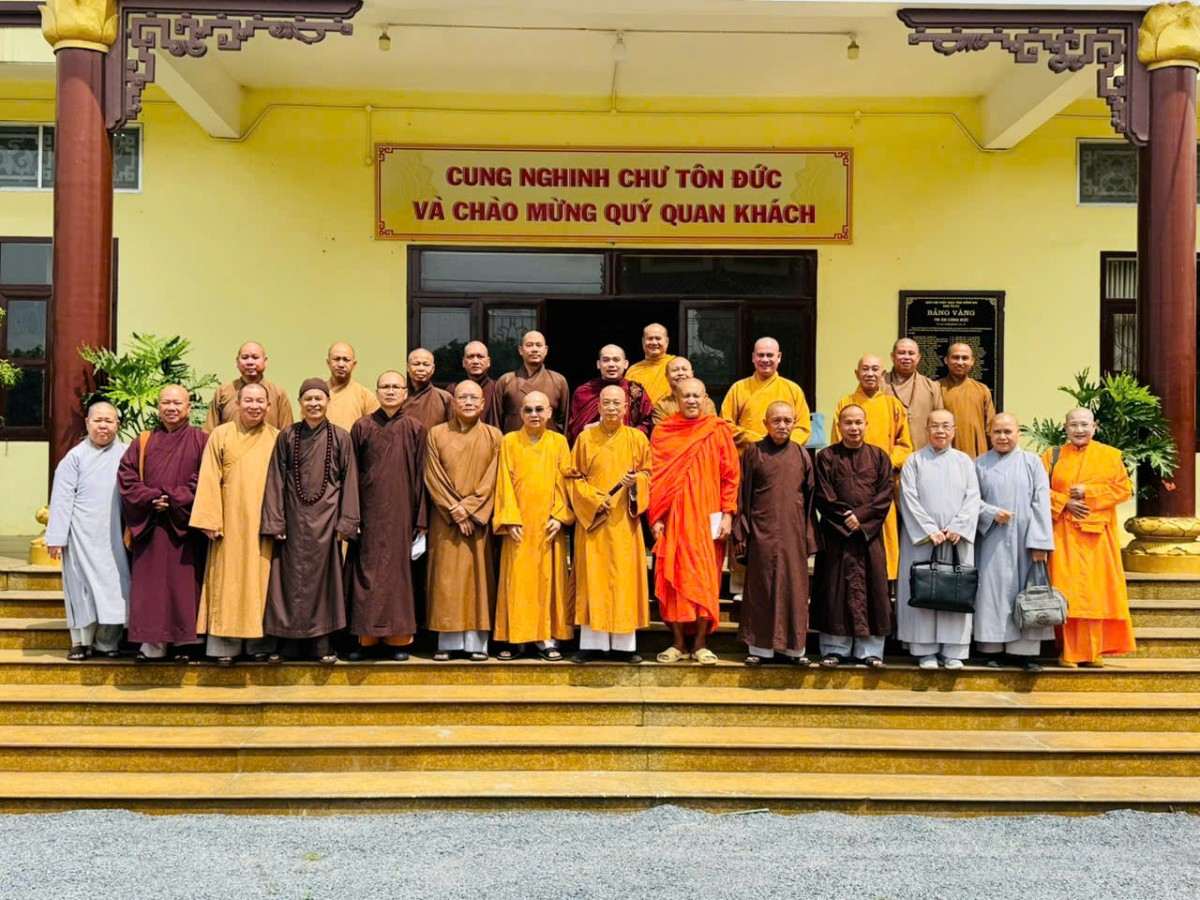 Các đại biểu tham dự buổi họp đầu tiên của Ban Thường trực Ban Trị sự GHPGVN tỉnh Đồng Nai chụp ảnh lưu niệm. Ảnh: Văn phòng BTS GHPGVN tỉnh Đồng Nai