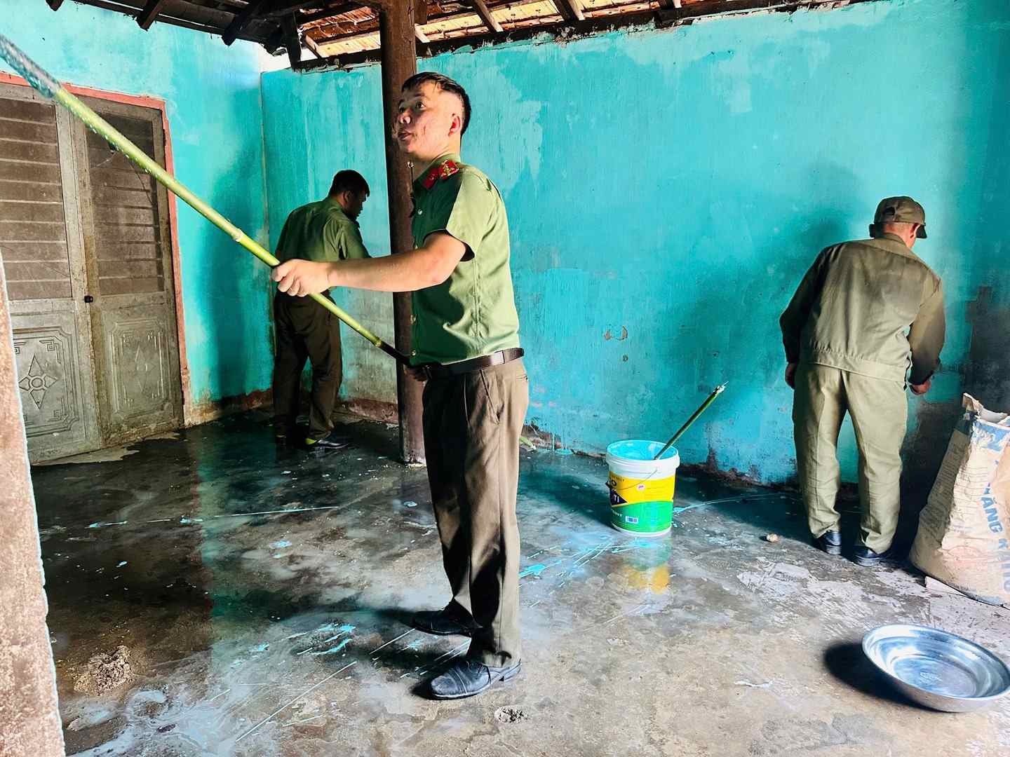 Công an xã Thanh Bồng hỗ trợ sửa chữa nhà cho người dân. Ảnh: Công an xã Thanh Bồng