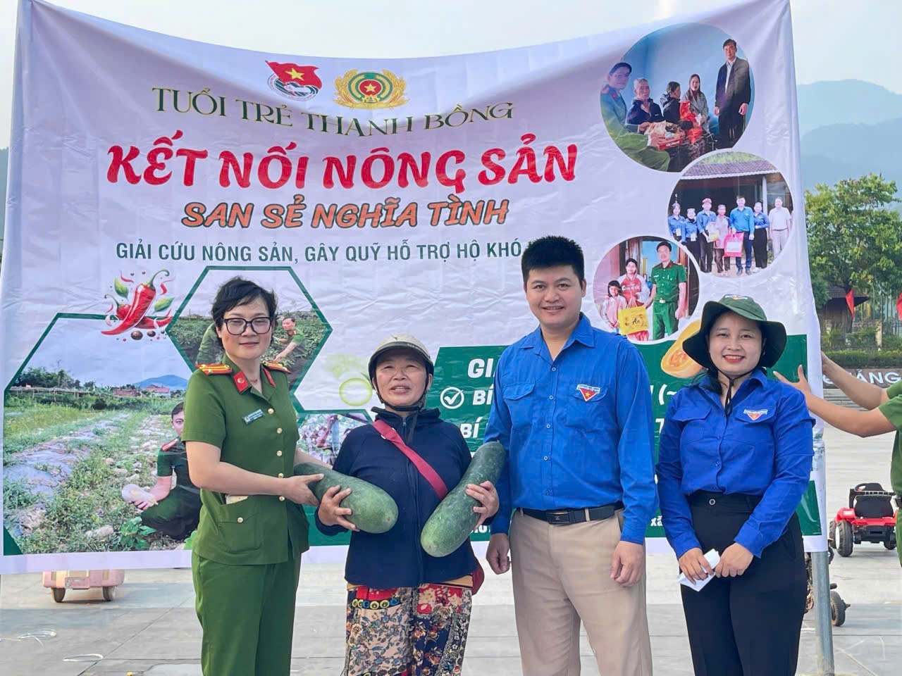 탄봉사 공안은 청년 연맹 회원들과 협력하여 주민들을 돕기 위해 농산물을 지원하고 구매합니다. 사진: 꽝응아이 공안