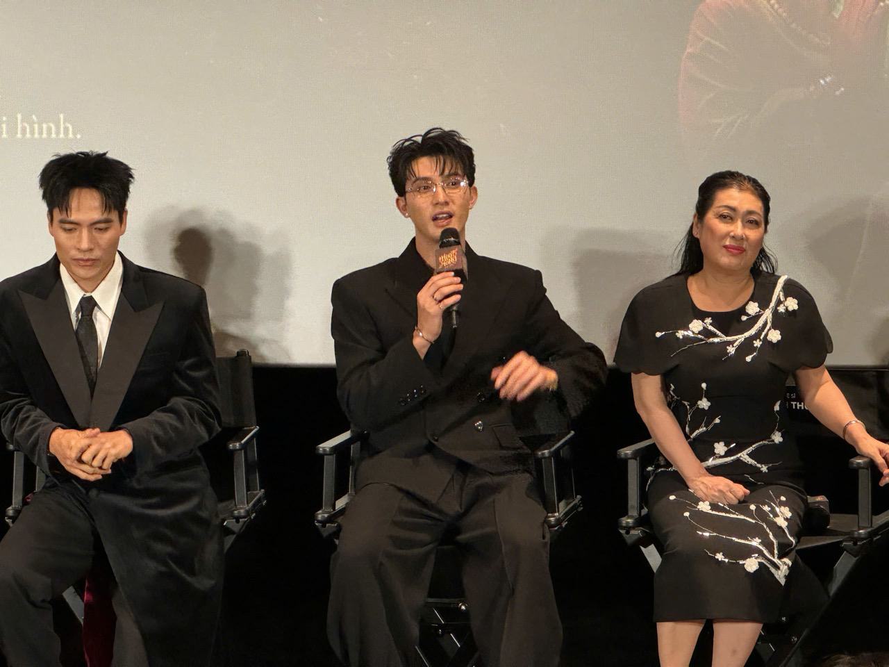 Actor Tran Ngoc Vang (middle) shares about his role. Photo: DI PY.