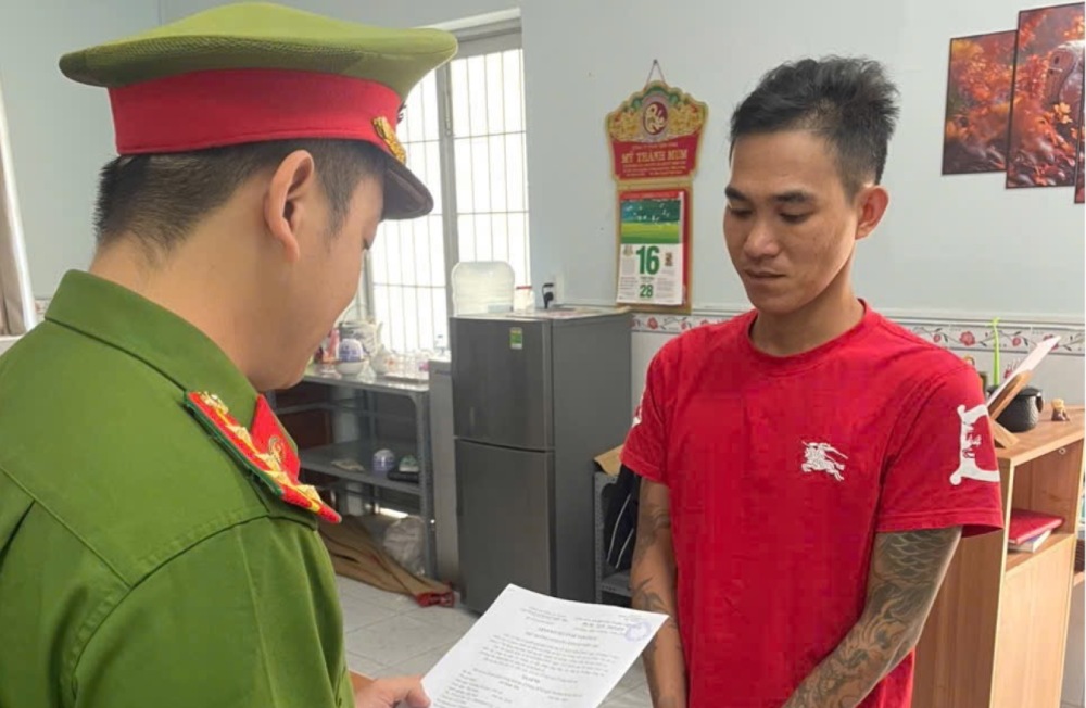 Procesamiento y detención preventiva del acusado Lê Minh Tấn para investigar el acto de "Uso ilegal de drogas". Foto: CACC