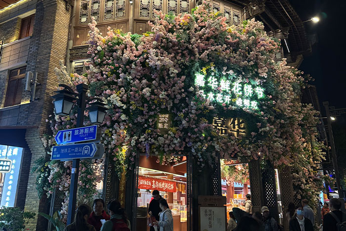 Tiệm bánh hoa hồng nổi tiếng tại Côn Minh, tọa lạc ngay giữa khu vực trung tâm phố cổ. Ảnh: Dương Anh