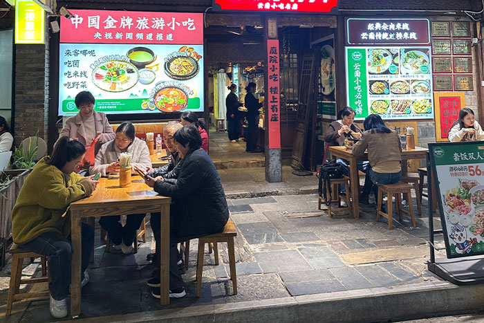 Những món ăn mang vị tê cay, đem lại trải nghiệm thú vị khi du khách khám phá ẩm thực Côn Minh. Ảnh: Dương Anh