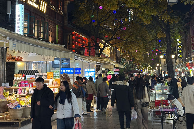 Experience the Old Quarter at night that cannot be missed when coming to Kunming (China). Photo: Duong Anh