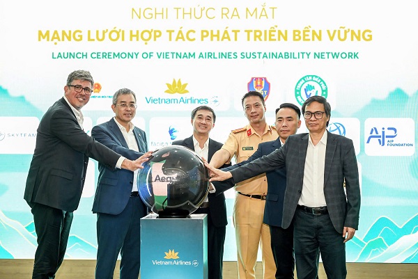 Vietnam Airlines launches green alliance on Earth Day. Photo: Vietnam Airlines