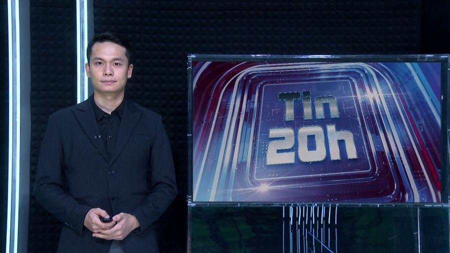 8 PM News: Wartime tank wreckage rising to Quy Nhon beach will be salvaged