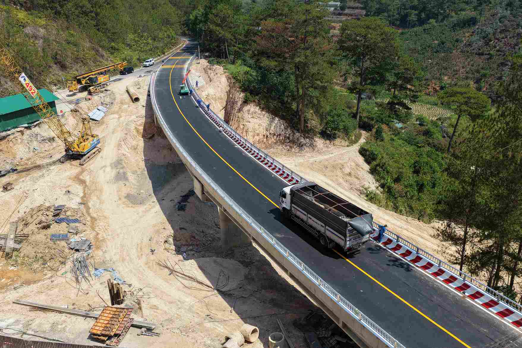 Après 4 mois de construction, le pont Xuan Huong - porte d'entrée de Da Lat sur le col de Mimosa - a été officiellement ouvert à la circulation. Photo: Phuc Khanh