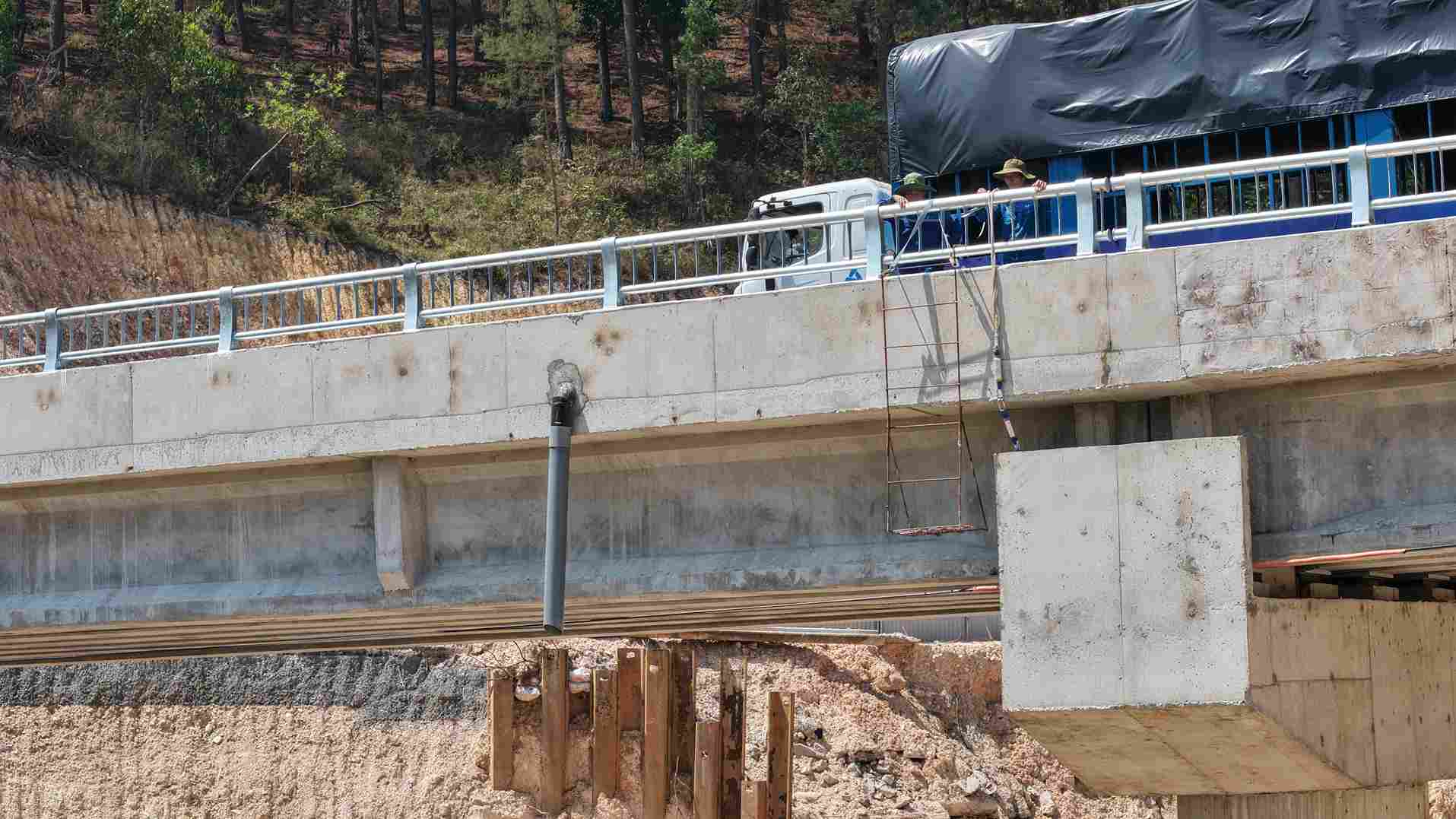 Cầu gồm 6 dầm bê tông dự ứng lực, hệ trụ mố cắm sâu vào nền đá cứng để đảm bảo khả năng chịu lực. Ảnh: Phúc Khánh 