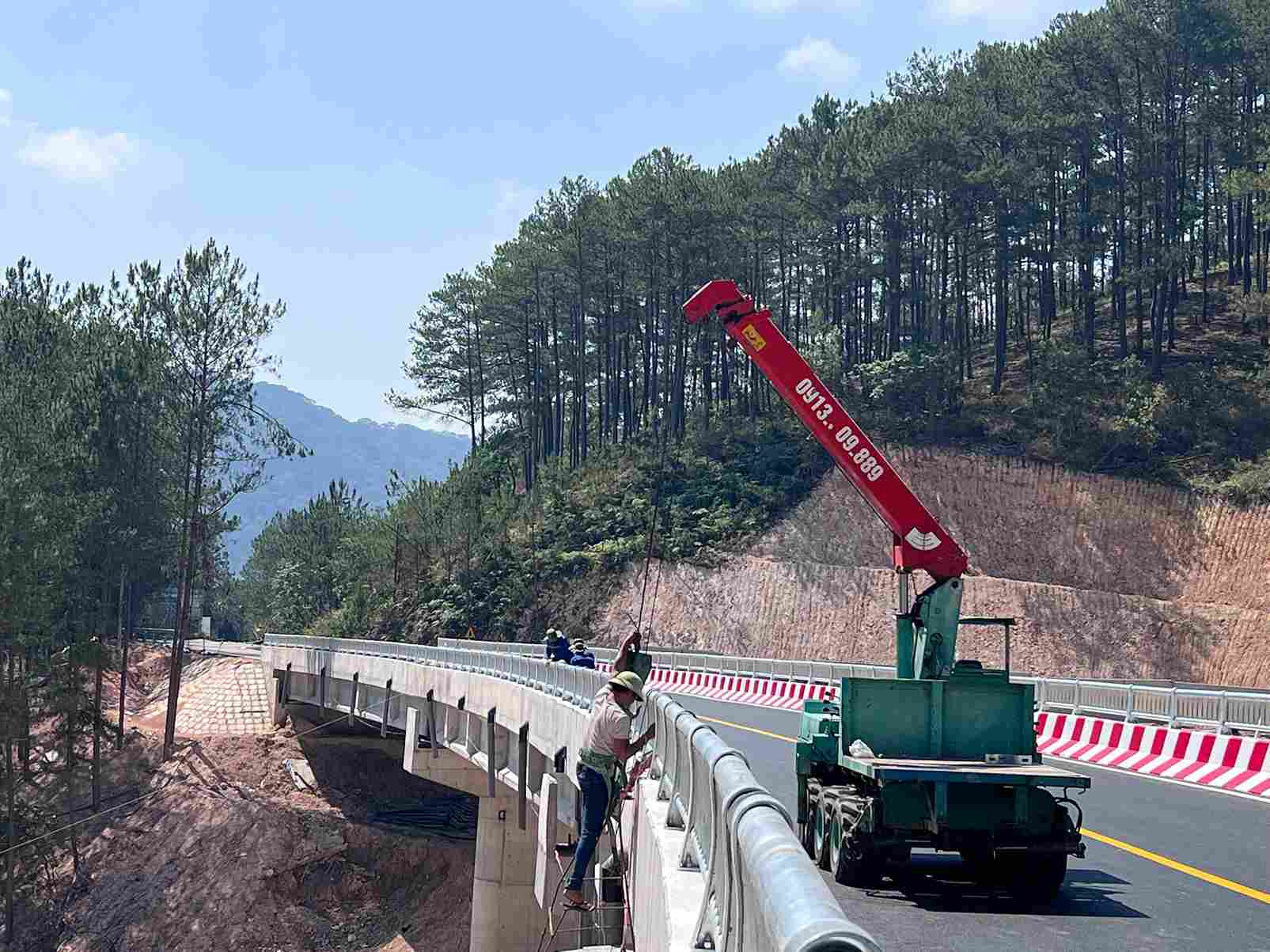 Đơn vị thi công đang lắp đặt thêm một số hạng mục trên cầu Xuân Hương. Ảnh: Phúc Khánh 