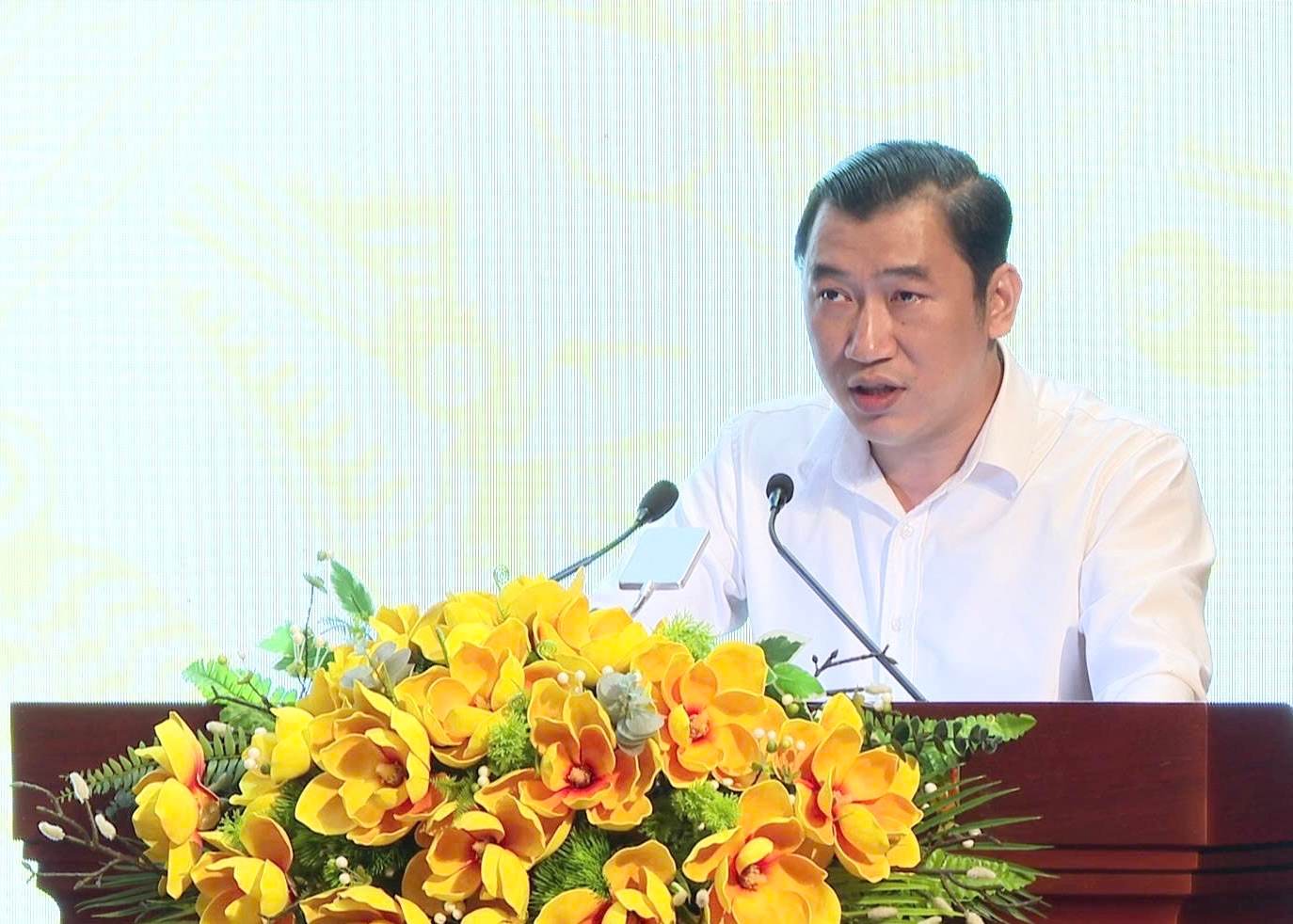 Giám đốc Sở Tài chính Lưu Công Hữu giải đáp các ý kiến, kiến nghị của các xã, phường tại hội nghị. Ảnh: Nguyệt Hà