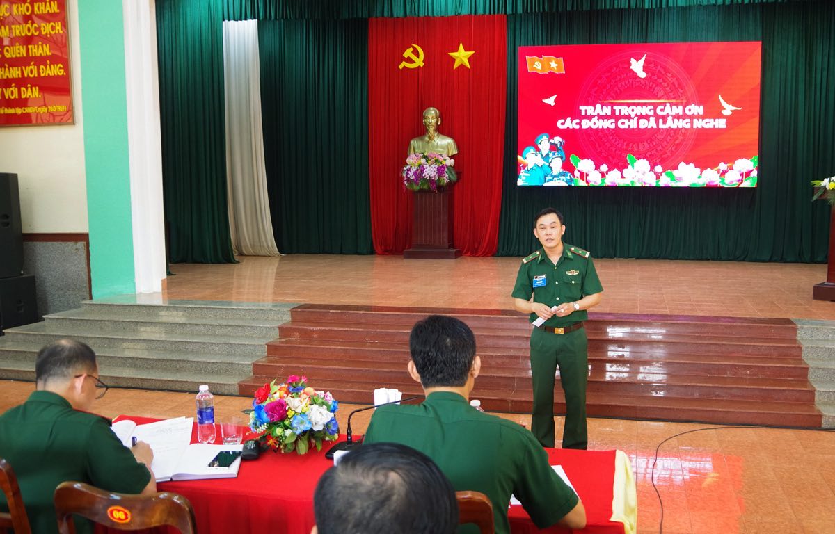 Thí sinh thực hiện nội dung bốc thăm và trả lời câu hỏi của Ban giám khảo. Ảnh: Văn Toản