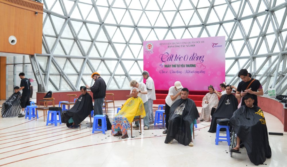 Người bệnh được cắt tóc miễn phí trong chương trình “Cắt tóc 0 đồng”. Ảnh: BVCC