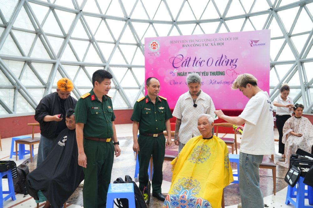 Hơn 100 người bệnh, người nhà người bệnh, cán bộ, nhân viên y tế của Bệnh viện Trung ương Quân đội 108 được cắt tóc miễn phí trong chương trình “Cắt tóc 0 đồng”. Ảnh: BVCC