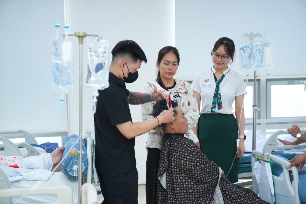 Spreading love from the "0 VND Haircut" program. Photo: BVCC